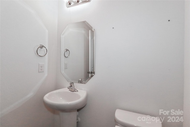 bathroom featuring sink and toilet