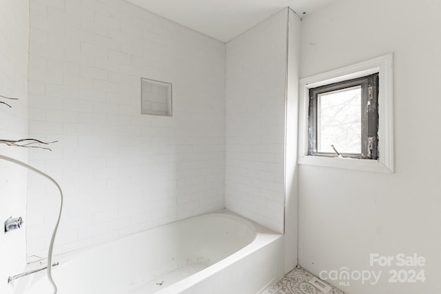 bathroom featuring tiled shower / bath combo