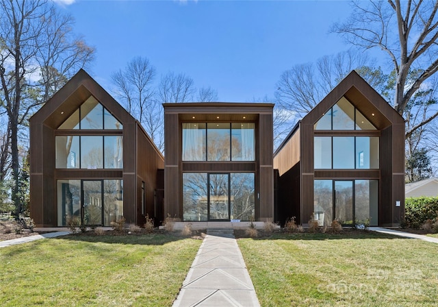 view of front of house featuring a front lawn