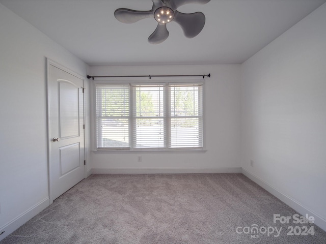 unfurnished room with light carpet and ceiling fan