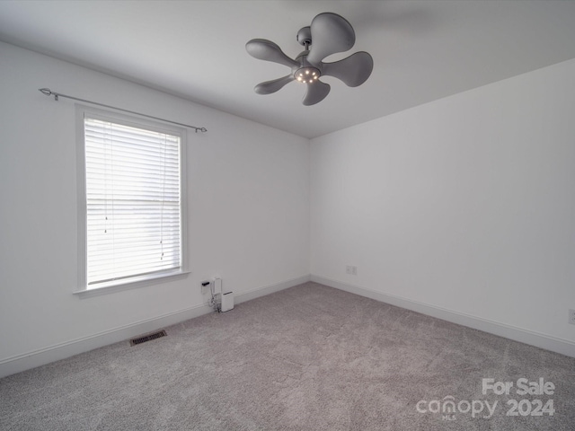 unfurnished room featuring light carpet and ceiling fan