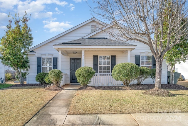 view of front of house featuring a front lawn