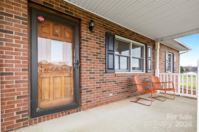 entrance to property featuring a porch