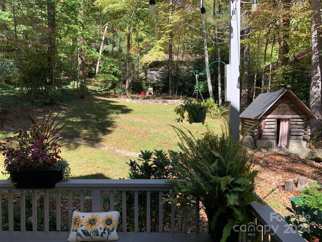 view of yard featuring a storage shed