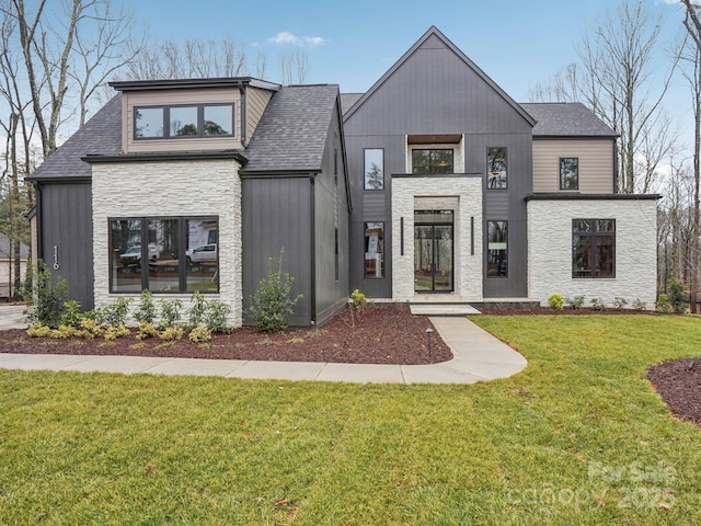 view of front of home featuring a front lawn