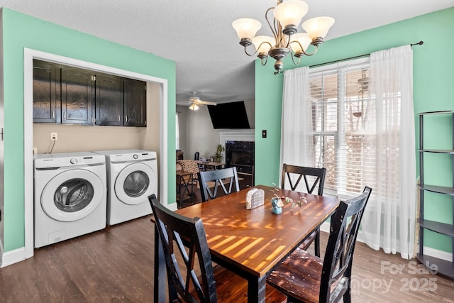 dining space with dark wood-type flooring, ceiling fan with notable chandelier, a textured ceiling, and independent washer and dryer