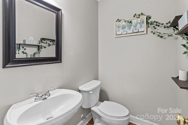 bathroom featuring toilet and sink