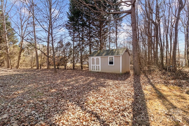 view of yard featuring a storage shed