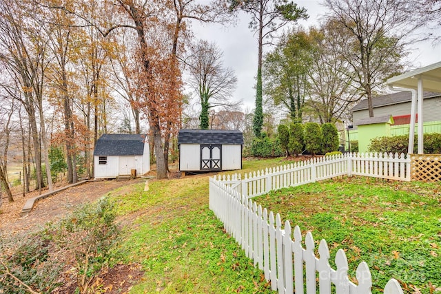 view of yard with a storage unit