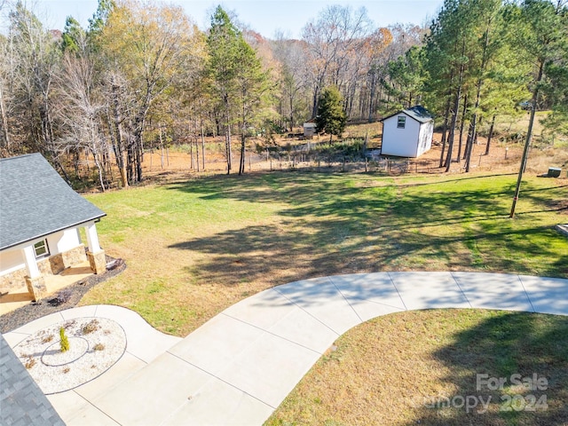 view of yard featuring a storage shed