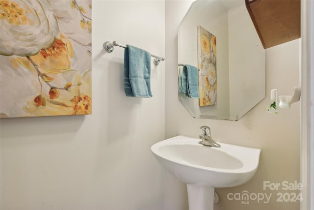 bathroom featuring sink