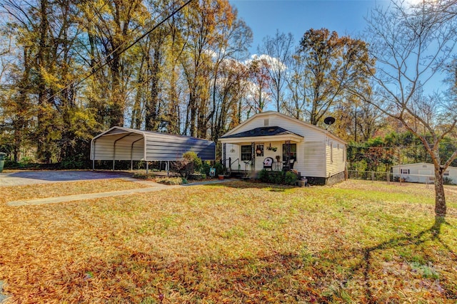 view of front of home featuring a porch, a carport, and a front lawn