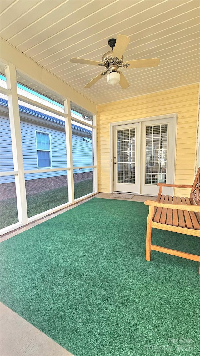 sunroom featuring ceiling fan