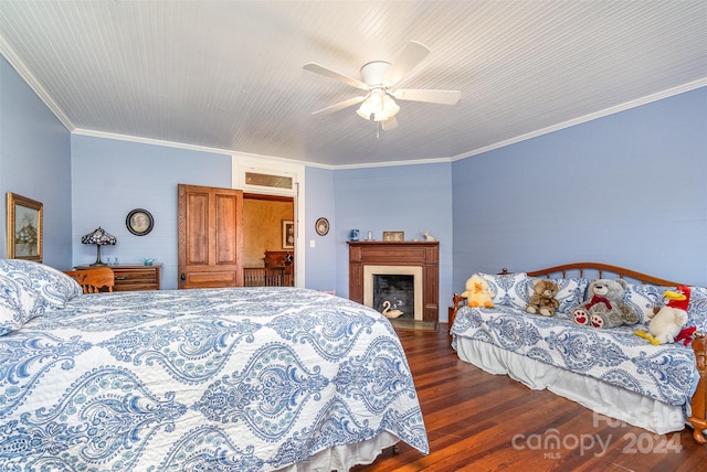 bedroom featuring dark hardwood / wood-style floors, ceiling fan, and crown molding