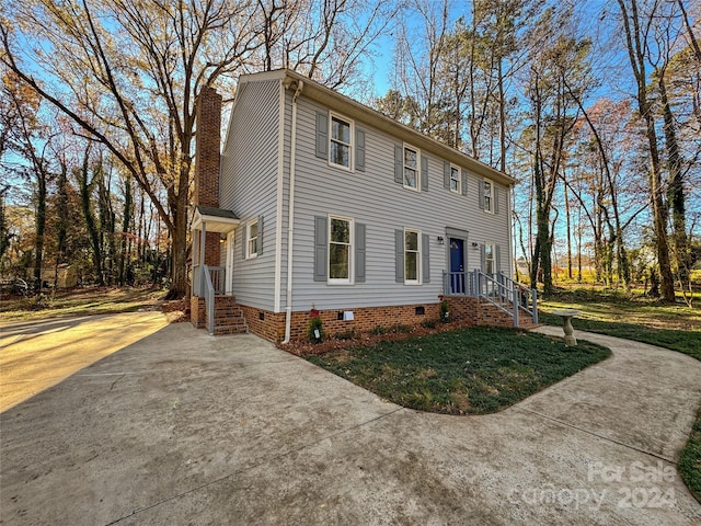 view of front of home featuring a front yard