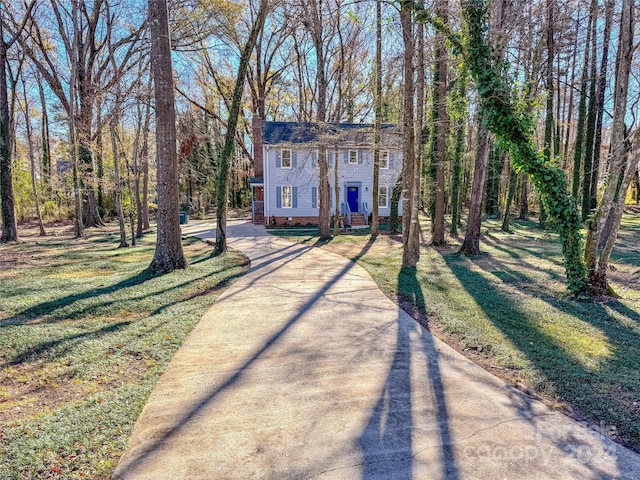 view of front of property featuring a front lawn