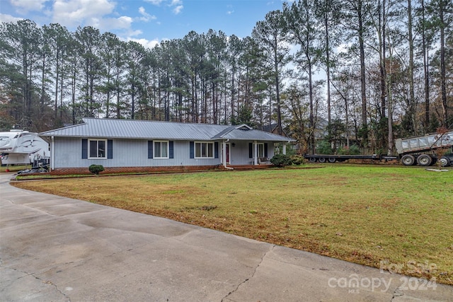 single story home with a front lawn