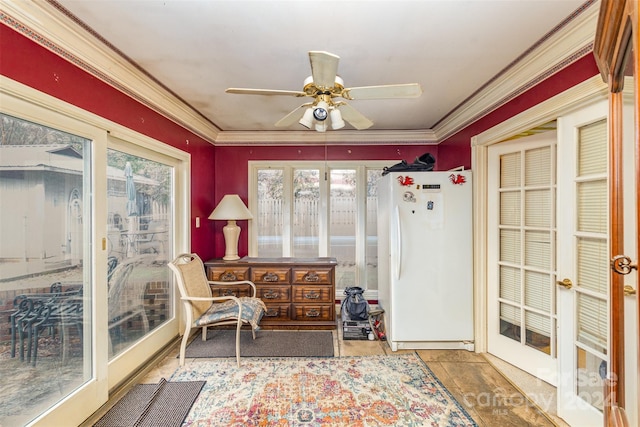 sunroom with ceiling fan