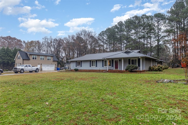 view of front of property featuring a garage, a porch, and a front yard