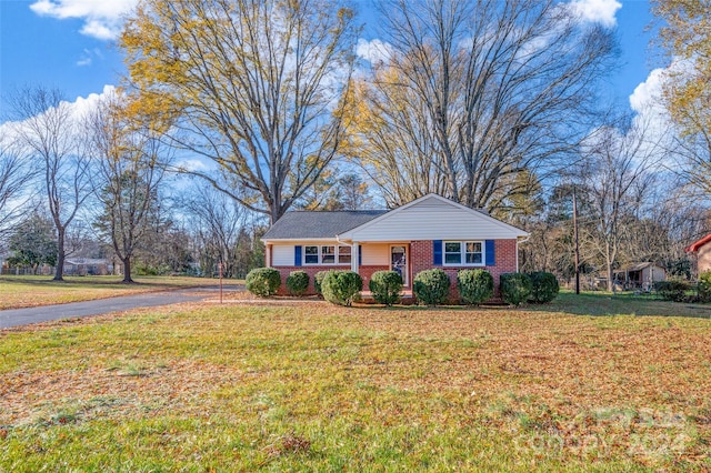 view of front of house featuring a front lawn