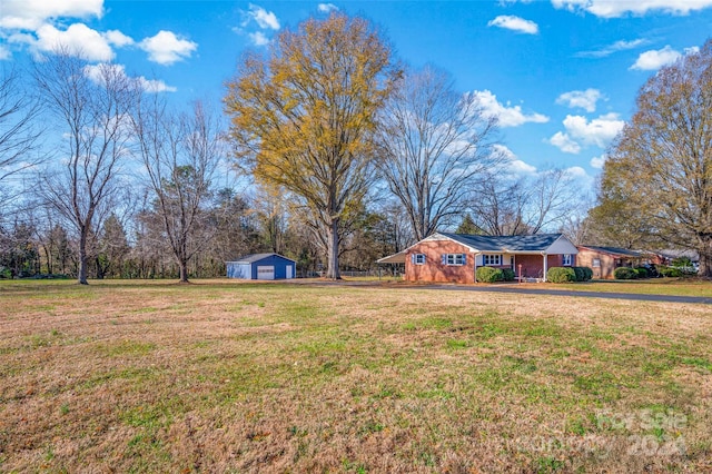 view of yard featuring a garage and an outdoor structure