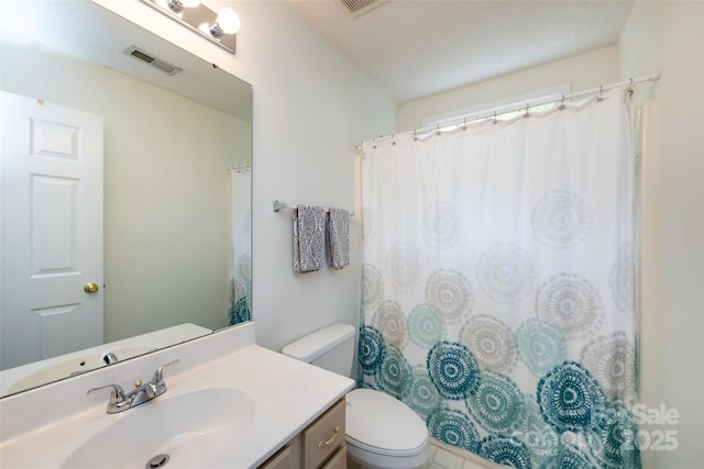 full bath featuring a shower with shower curtain, vanity, visible vents, and toilet