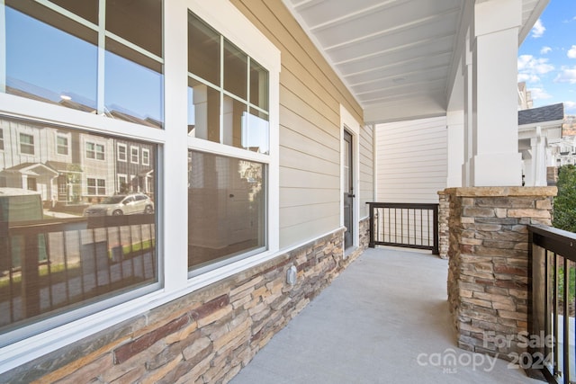 balcony featuring covered porch