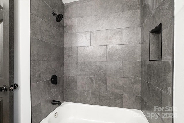 bathroom with tiled shower / bath combo