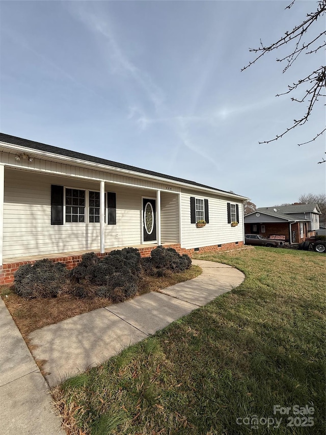 view of front of property with a front lawn