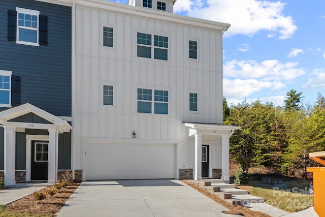 view of front facade with a garage