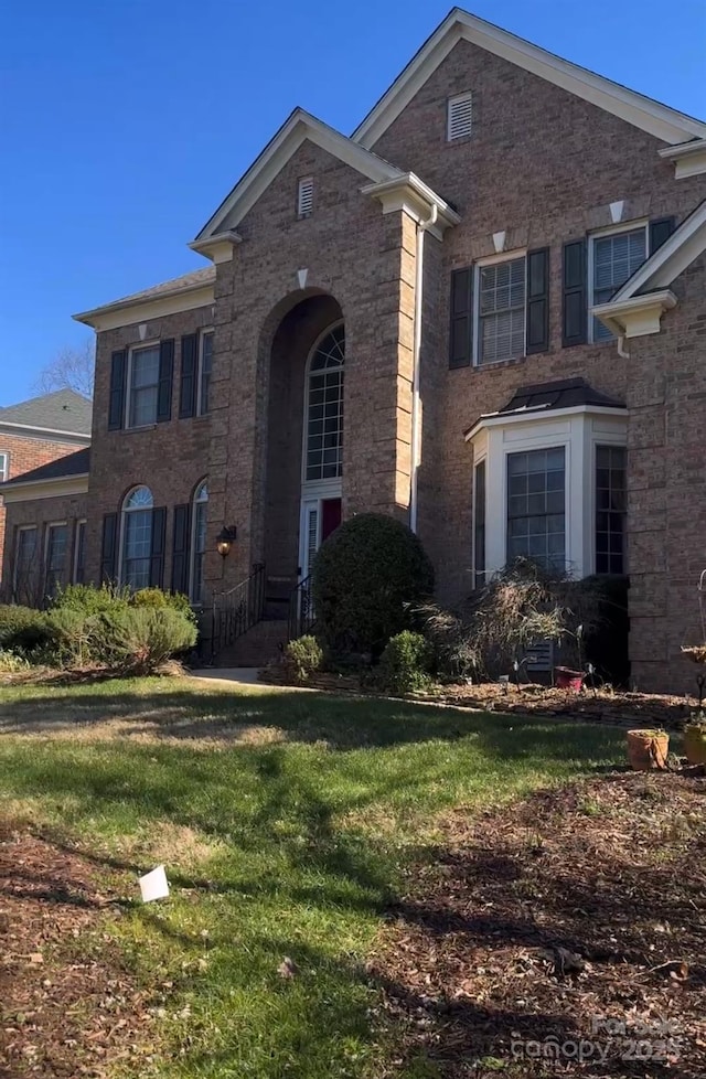 view of front facade with a front yard