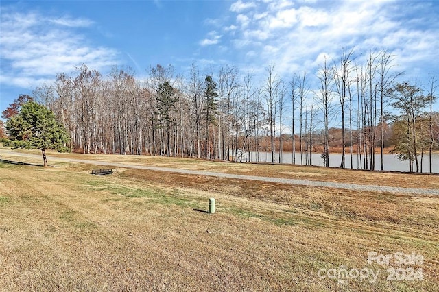 view of yard featuring a water view