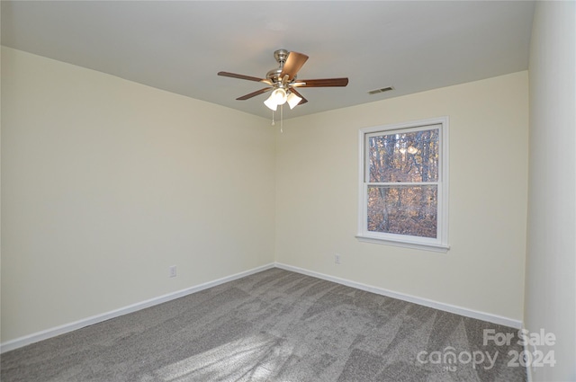 carpeted empty room featuring ceiling fan