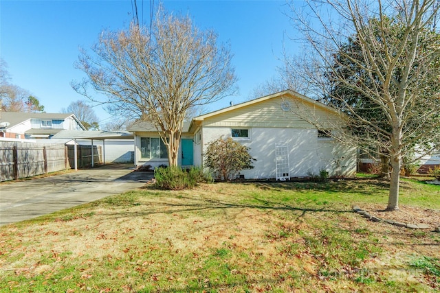 view of front of home with a carport and a front yard