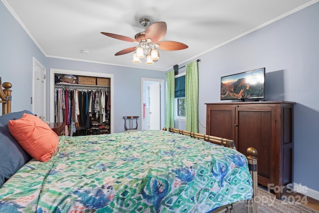 bedroom featuring ceiling fan, wood-type flooring, ornamental molding, and a closet