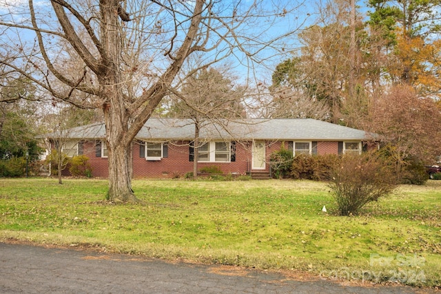 single story home with a front lawn