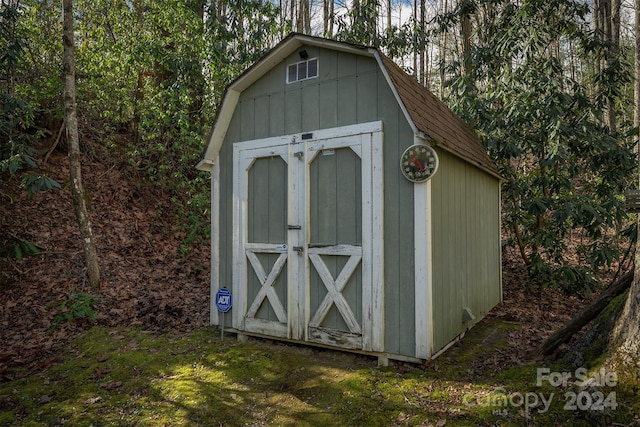 view of outbuilding