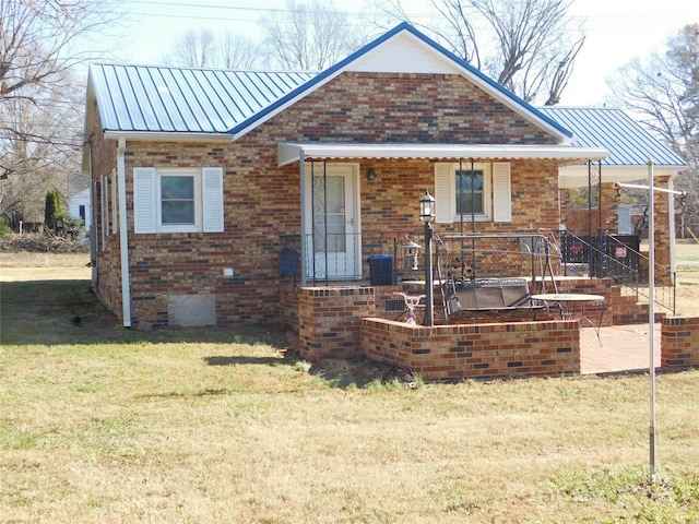 view of front facade with a front yard and a porch