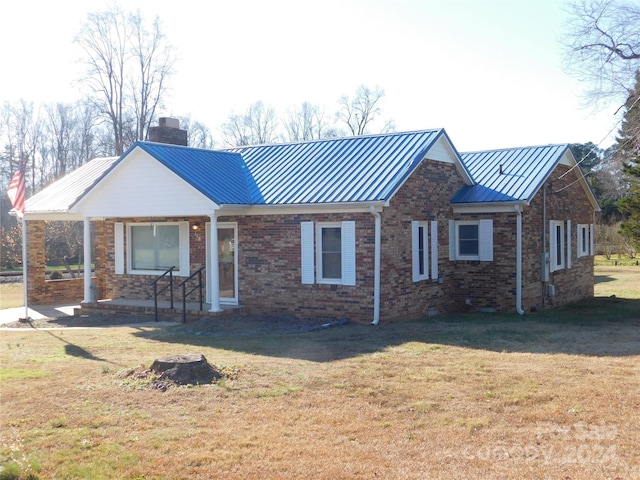 view of front of house featuring a front lawn