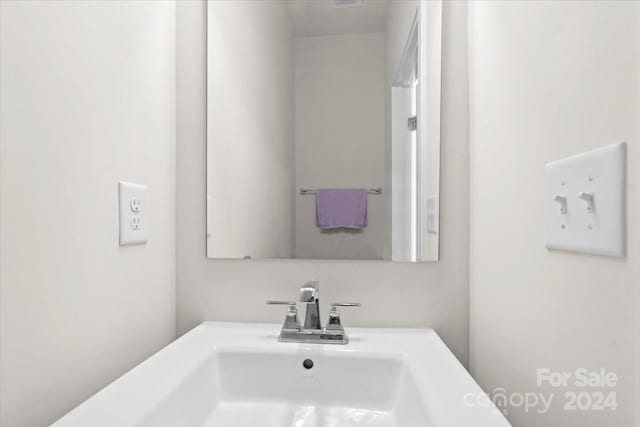 bathroom featuring sink
