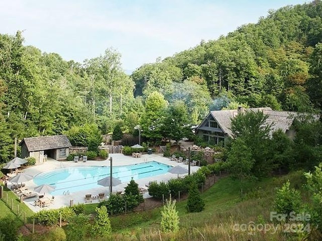 view of swimming pool featuring an outdoor structure