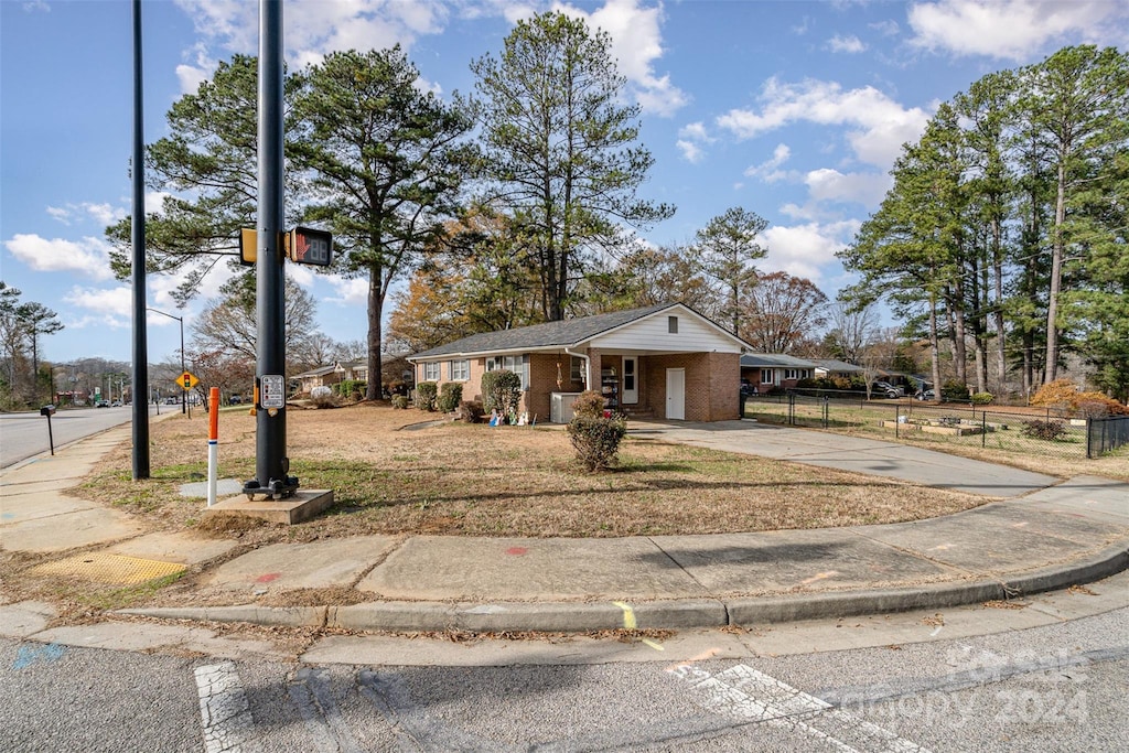 view of front of house featuring a carport