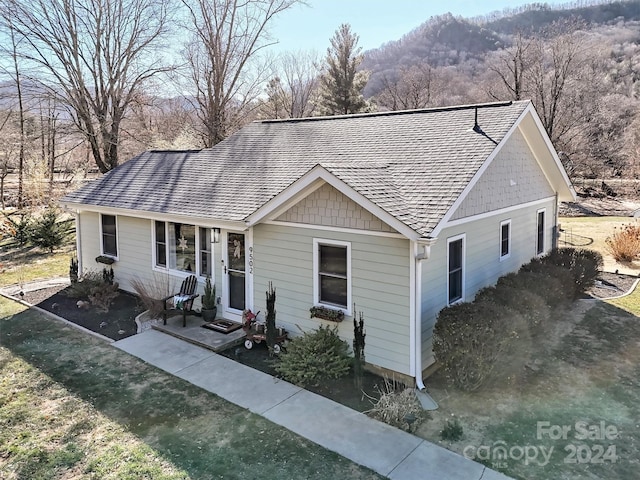 single story home featuring a front lawn