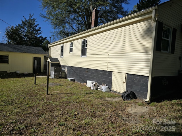 view of side of property featuring a lawn