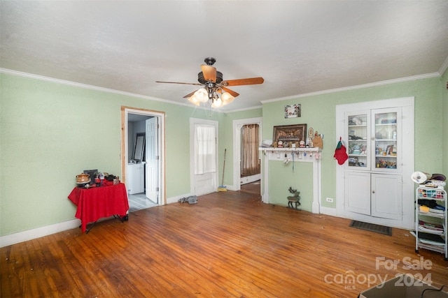 miscellaneous room featuring hardwood / wood-style flooring, ceiling fan, and crown molding