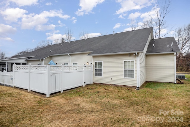 195 Linkside Ct SE, Lenoir, NC 28645 - back of property with roof with shingles