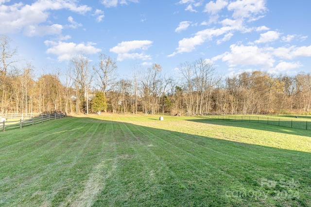 view of yard featuring a rural view