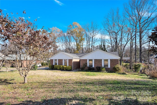 ranch-style home featuring a front lawn