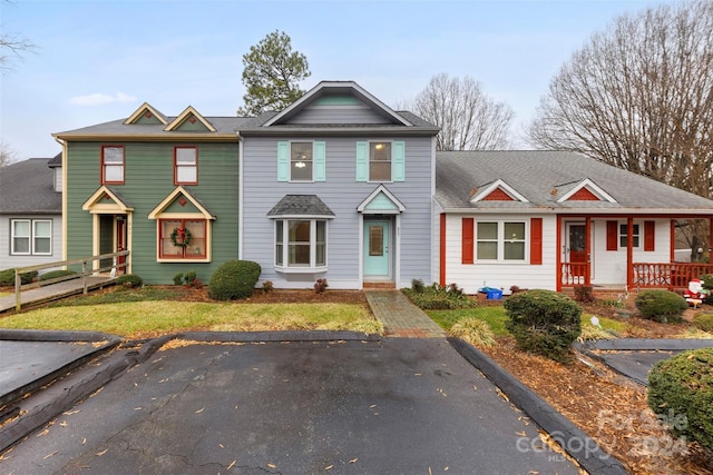 view of front of property with a front yard