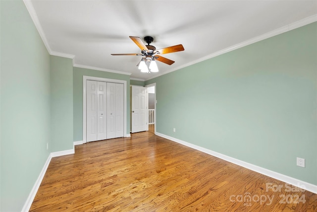 unfurnished bedroom featuring ceiling fan, light hardwood / wood-style floors, and ornamental molding